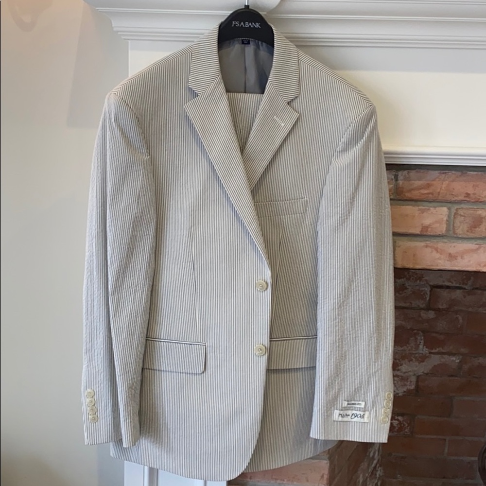 Sear-sucker suit, blue/white. Jos A. Bank 40s/34w